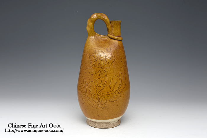 遼時代 白釉 陰刻 芍薬紋皮嚢壺鶏冠壺