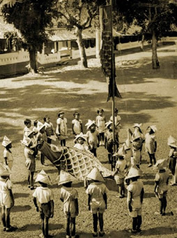 満州の古い写真81枚、新聞の切抜28枚が、貼り付け、建築死体