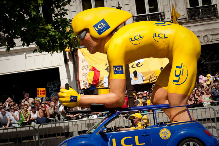 なぜツール・ド・フランスは人々に愛されるのか？キャラバンカーに経済