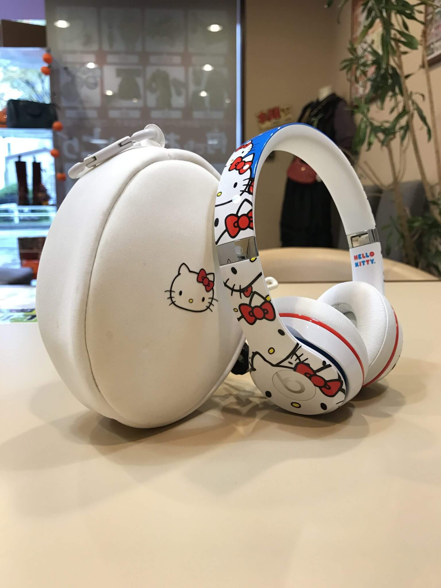 Beats Solo2 ハローキティ ヘッドフォン 40周年記念モデル ☆野田阪神