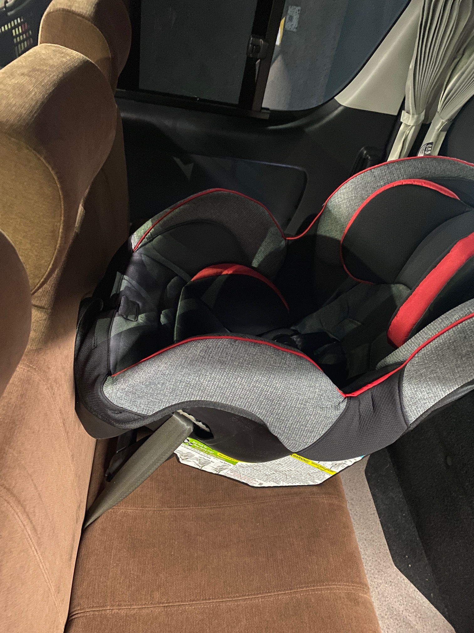 ハイエースのキャンピングカー仕様にevenfloシュアライド・タイタン65