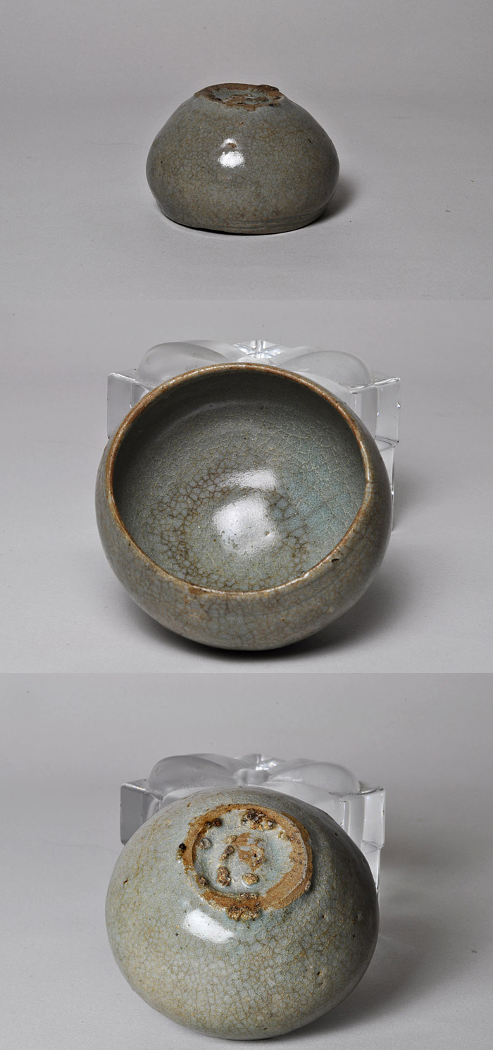 グレーの円形陶器皿　高麗青磁　骨董品　酒盃　小皿 グレーの円形陶器皿 高麗青磁 骨董品 酒盃 小皿