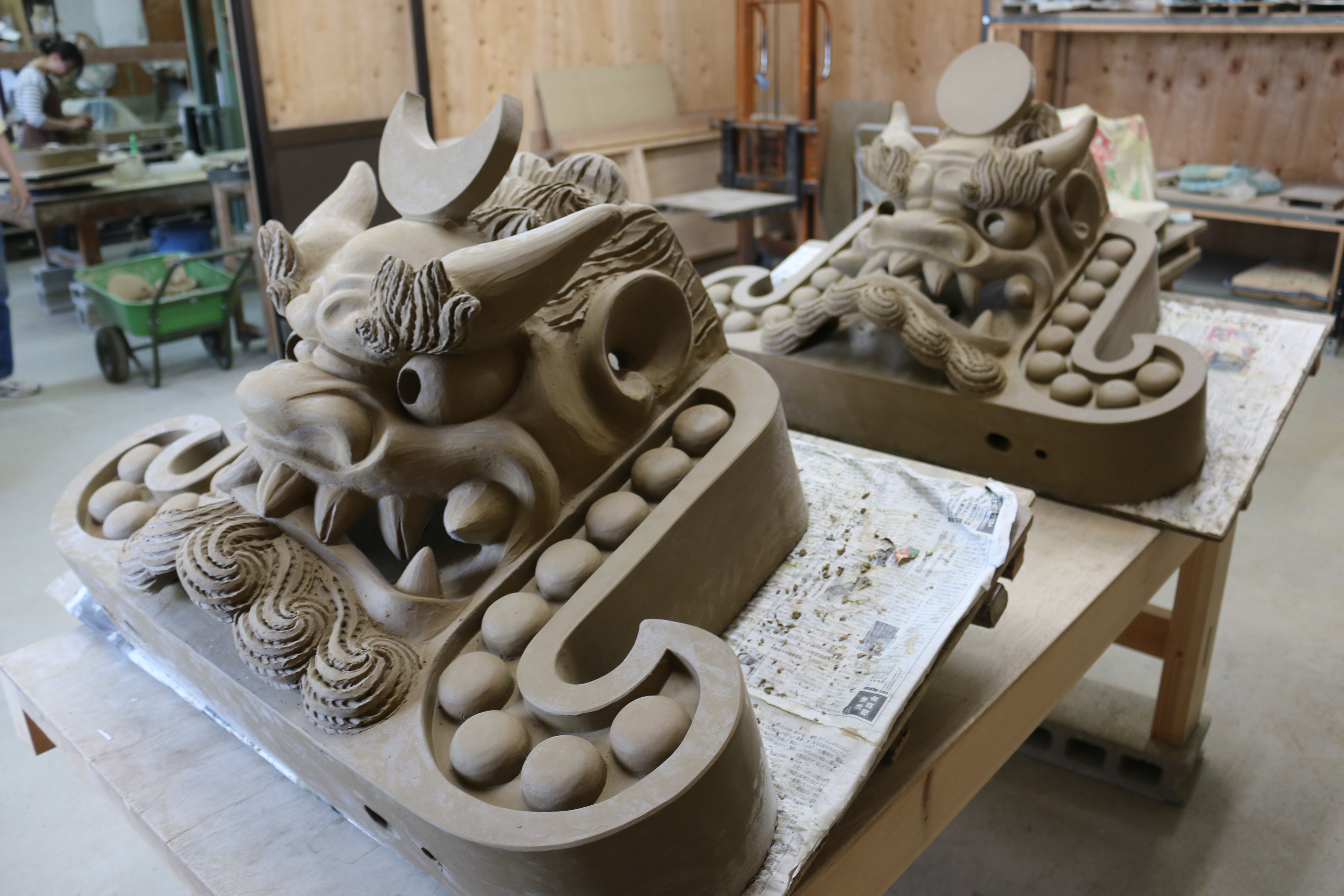 大圓寺本堂の鬼瓦と獅子を作成しています。 - かわら版 - ミニチュア瓦