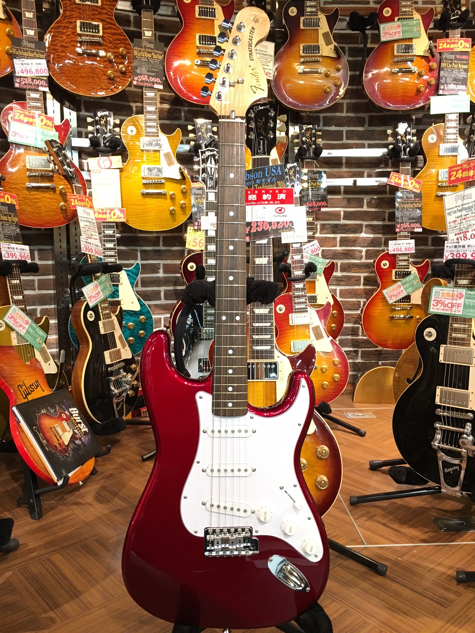 真っ赤なストラトが超美品中古で入荷！！即売れ必須です。 | イシバシ