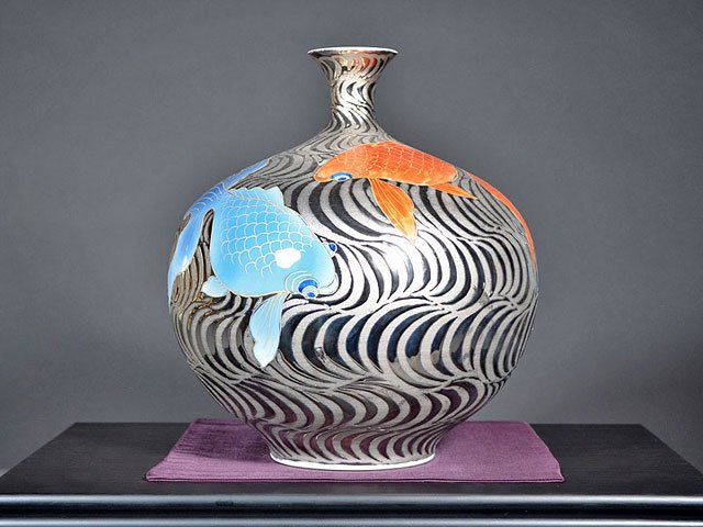 2028 有田焼 前山陶器 染錦山 庫山窯 金ラインの花柄模様 六角飾り壺