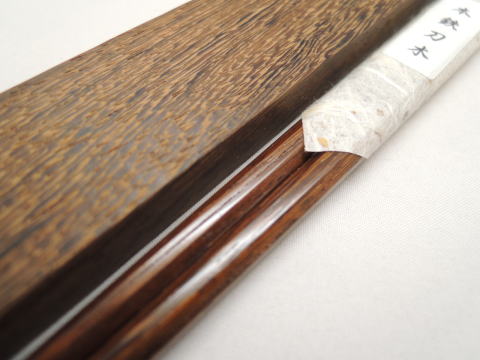 鉄刀木と書いて(たがやさん)と呼びます。唐木の中でも幻の銘木と言われ