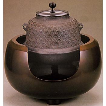 亀甲地紋真形羽付釜（風炉別売）【販売】-茶道具は京都しみず孔昌堂