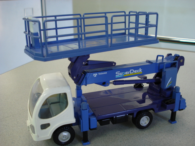 タダノ オリジナル！ 高所作業車スーパーデッキの模型 - KYOWA 建設