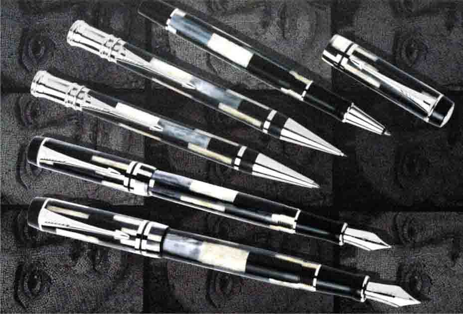 限定発売 2001年10月 ブルーを発売 2002年11月 レッドを発売 2003年 8