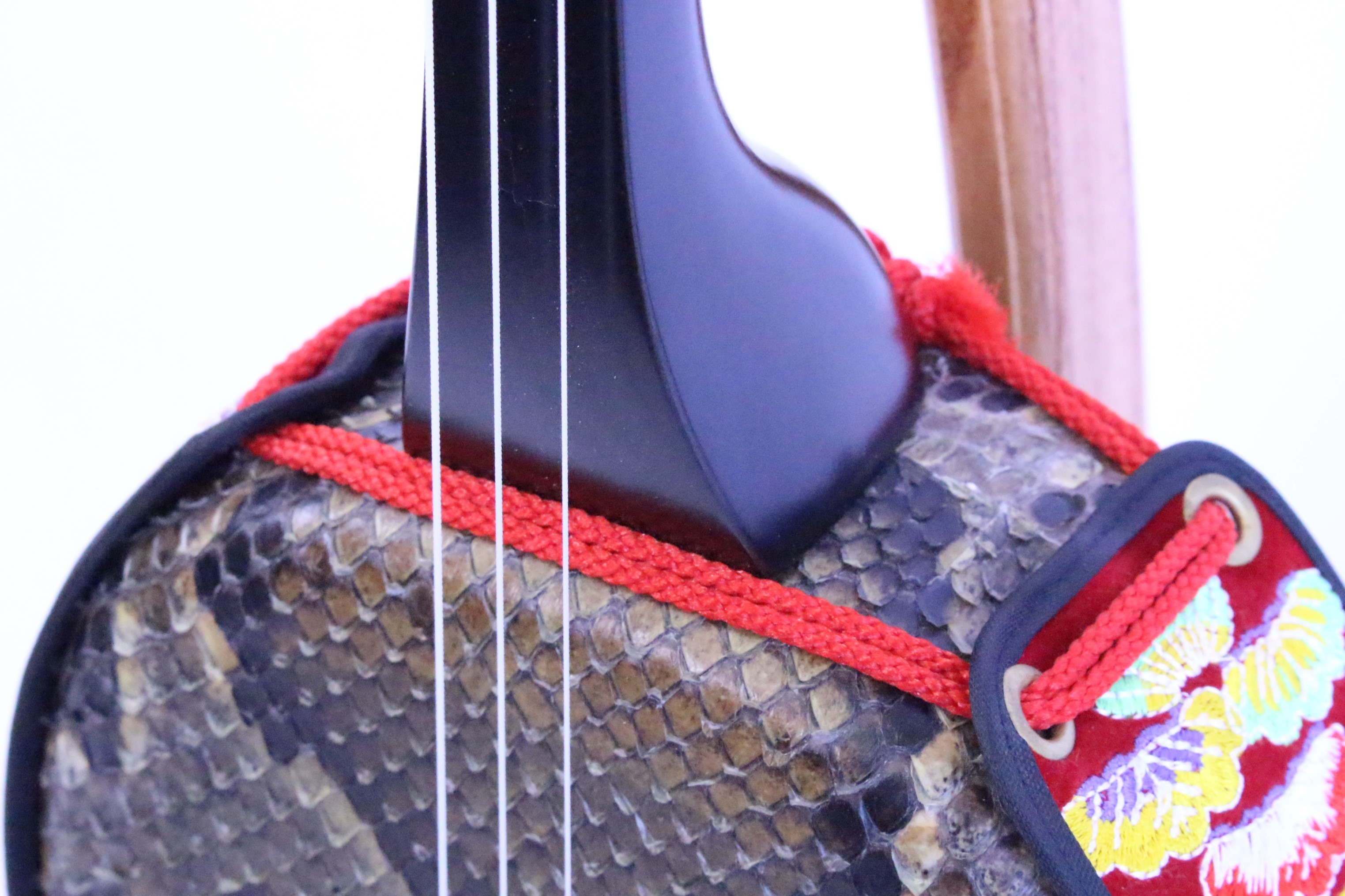 沖縄 三線（さんしん）～黒木の棹・本皮一枚張り 沖縄 三線（さんしん