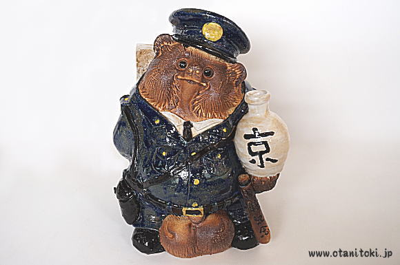 タヌキの警察官 陶器 約32cm タヌキの警察官 陶器 約32cm