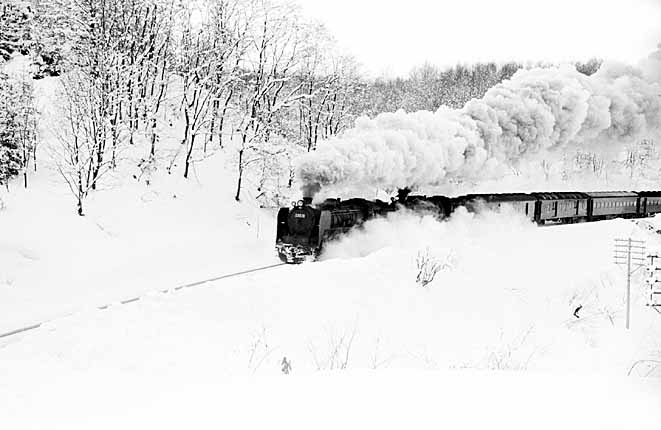 蒸気機関車 雪中走行 モノクロ写真 蒸気機関車 雪の中 モノクロ写真