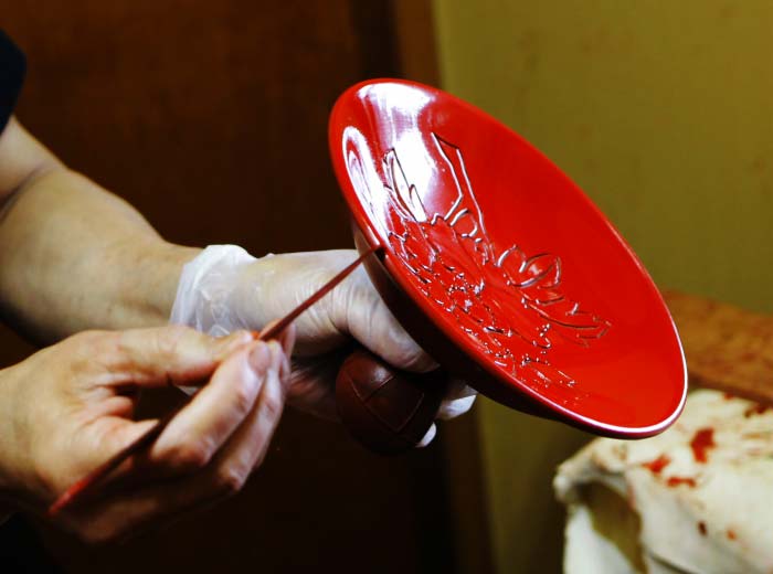 藤井漆工］村上堆朱 ぐい呑 牡丹唐草 朱溜塗 - 喜寿プレゼント｜喜寿