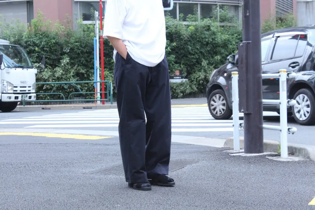 UNIVERSAL PRODUCTS” – NO TUCK WIDE CHINO TROUSERS – - 1LDK AOYAMA