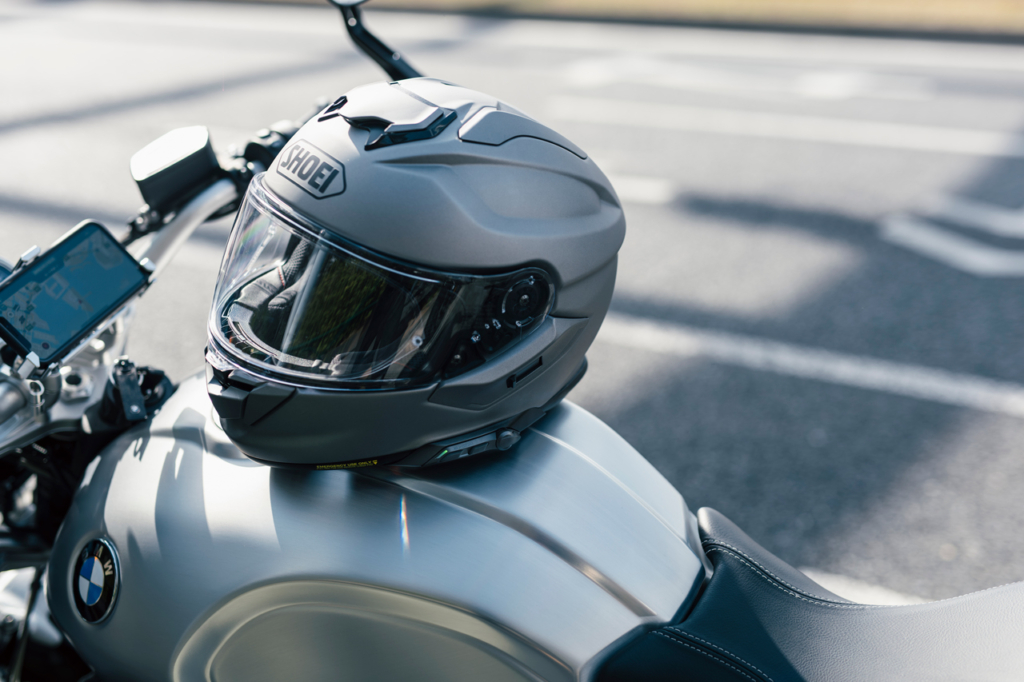 B+COMの最高峰がヘルメットと融合。待望のビルトインタイプ「B+COM SX1