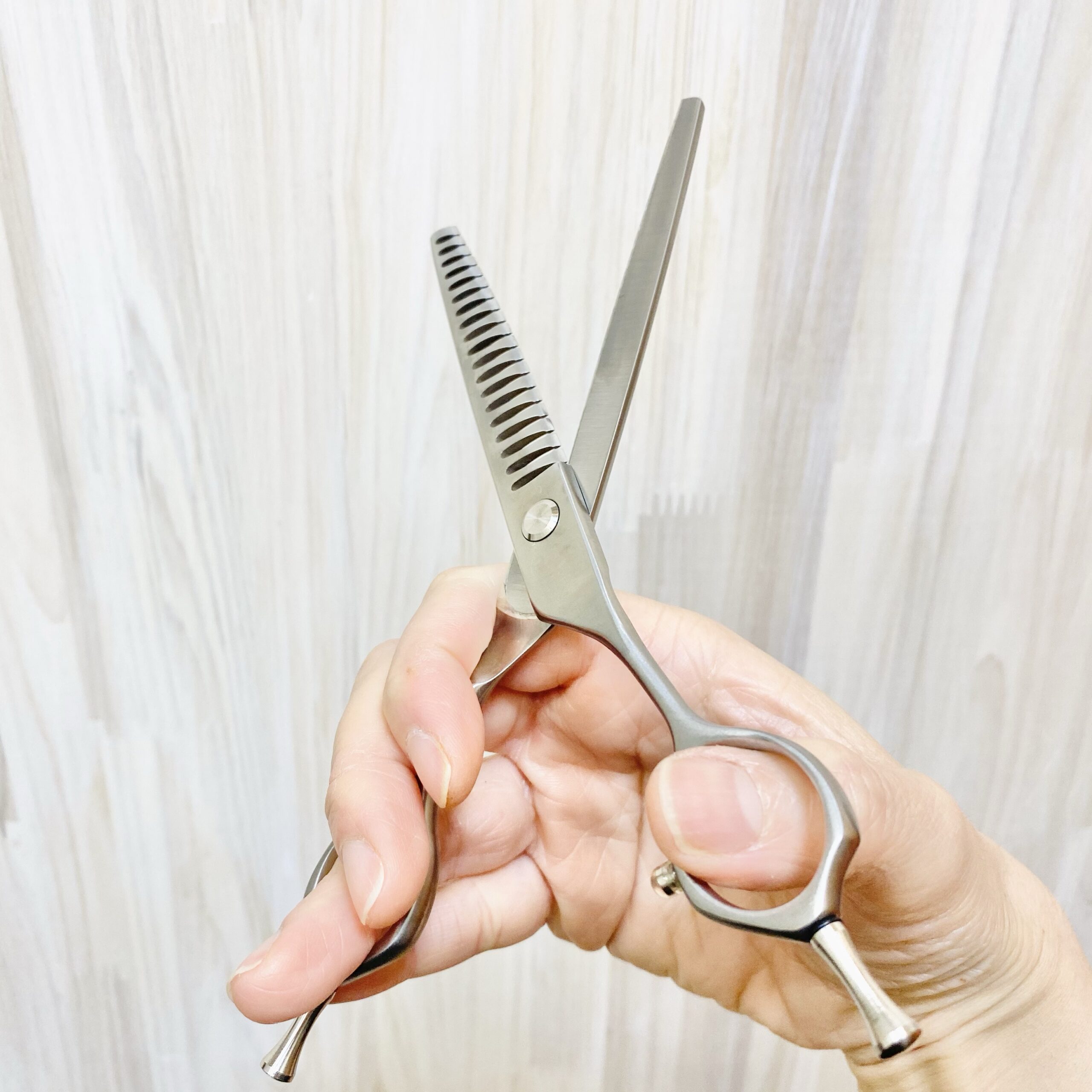 サラサラとした触り心地で毛や汚れがつきにくい | 指かけを変えられる