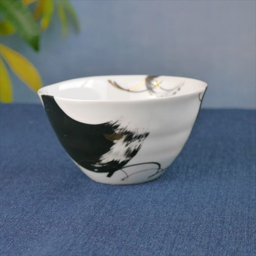 伊万里焼/瀬兵窯/黒刷毛目変形4寸鉢/黒/13×13×7 - テーブルライフストア