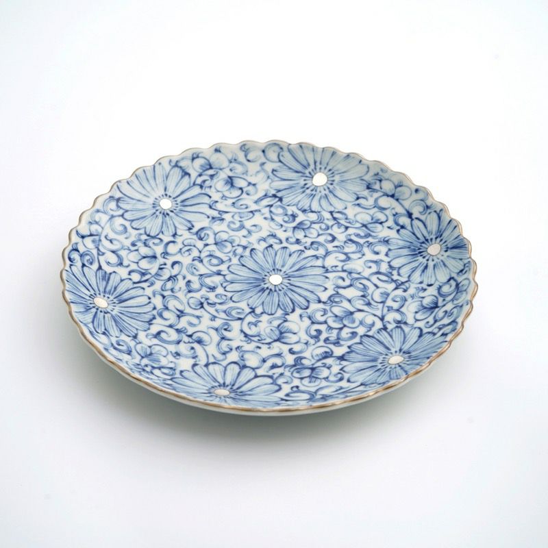 青と白の花模様の皿 陶磁器 青と白の花模様の皿 陶磁器 瀬戸焼/藍色花