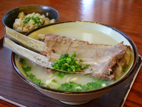 圧巻の本ソーキが食べられる「沖縄そば金太郎」（南城市） がオススメ