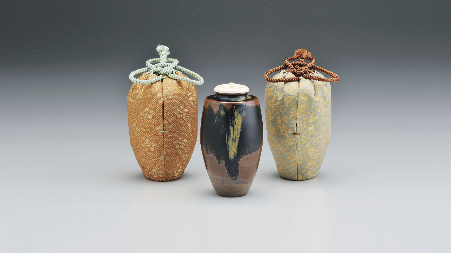 鬼丸雪山 高取焼き茶入れ 0219100628_65d2a994b2ed1.jpg