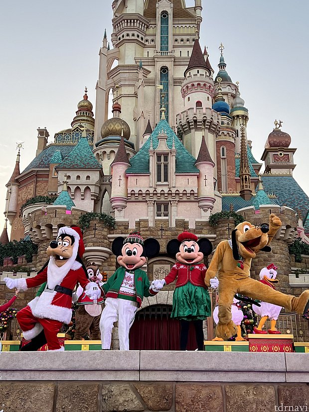 サンタ・グーフィーが可愛い！クリスマス限定約10分の城前ショー（香港）