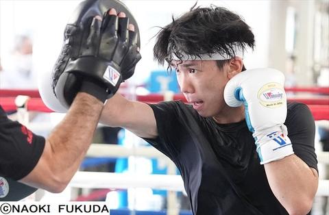 内山高志 サイン入りボクシンググローブ 内山高志 直筆サイン入り