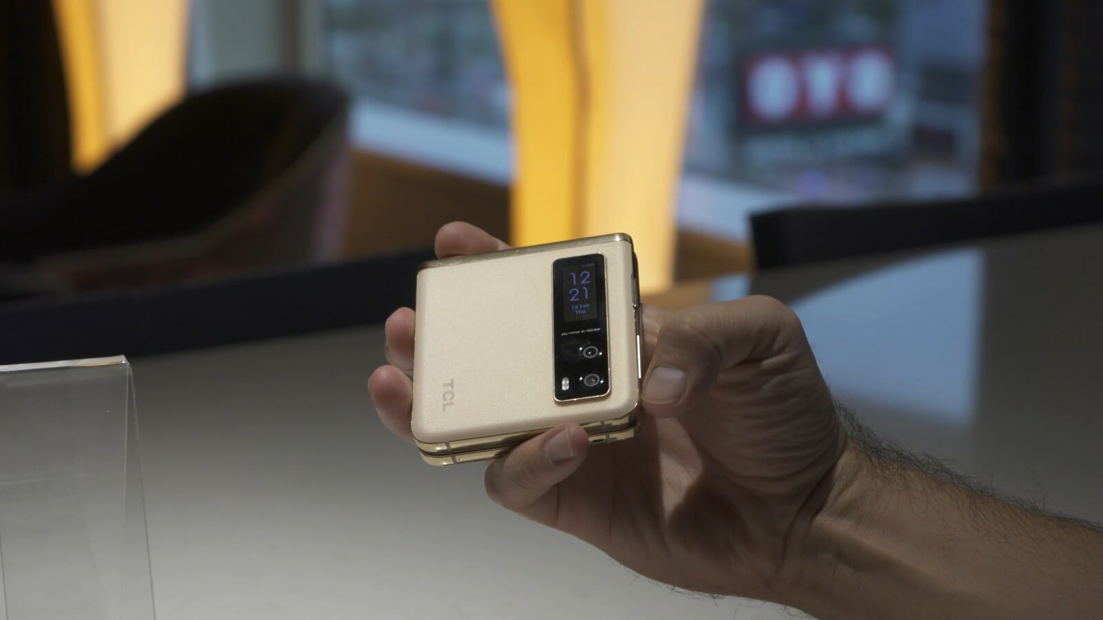 TCLが約7万円のクラムシェル型折り畳み機発売を予告【TCL Flex V