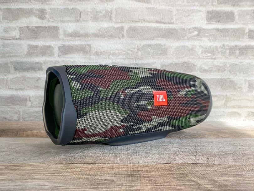 JBL CHARGE4レビュー】スマホの音を迫力のサウンドにしてくれる！最大