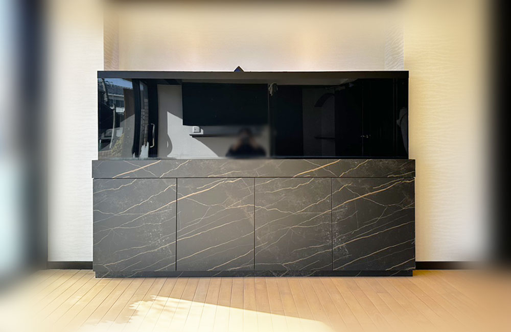 個人宅様に2.15mのアロワナ水槽を販売・設置！高級感ある大型水槽