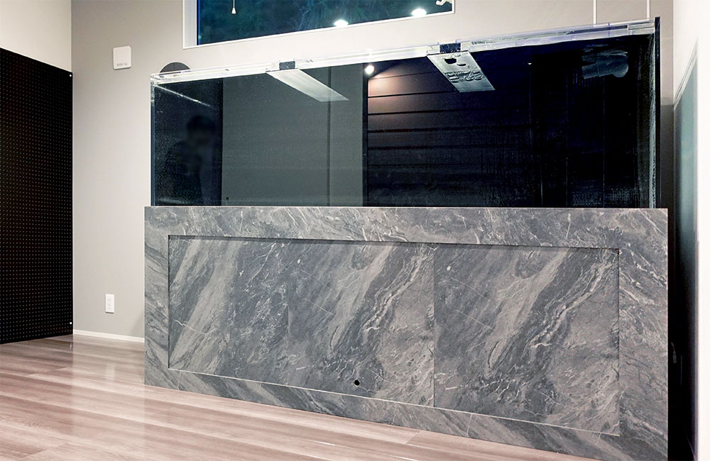 2メートルのミドリイシ水槽を特注製作！個人宅様への設置事例｜東京