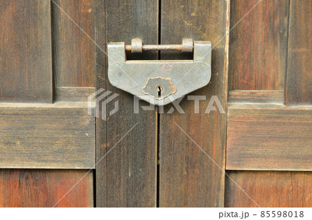 古い和錠。鍵付の錠前。江戸、明治時代。施錠イメージ。の写真素材