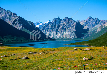中国 青海省 年保玉則山国家地質公園 仙女湖の写真素材 [86224975] - PIXTA