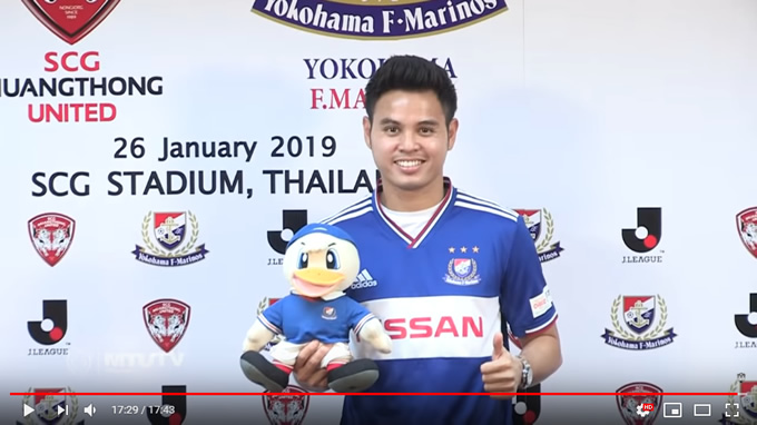 横浜FMティーラトン、おにぎりを持ち日産車と2ショット「良い写真