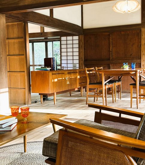 ヴィンテージ 約2人掛け レトロモダンな古い木製チェアソファ カフェ