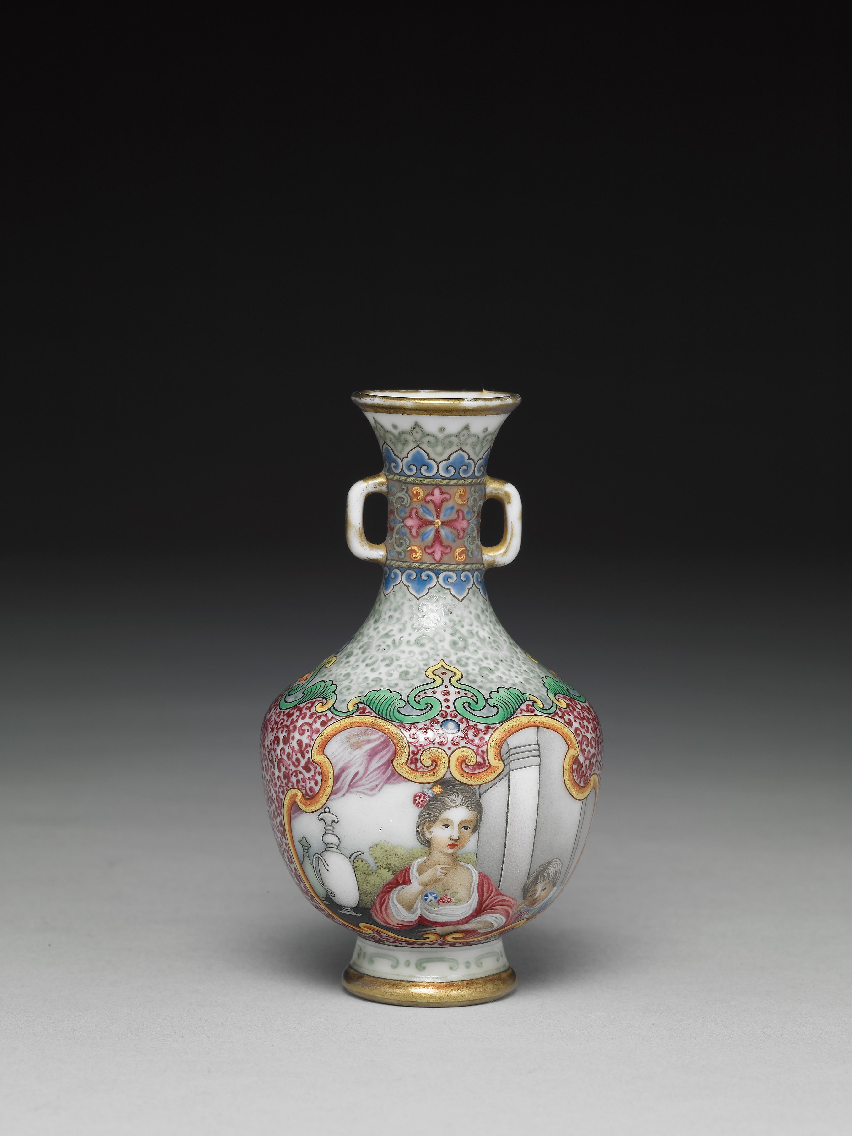 乾隆帝の注瓶 康熙年製 】 紅地慈姑形 琺瑯彩獅子文 造辨処作品 乾隆帝