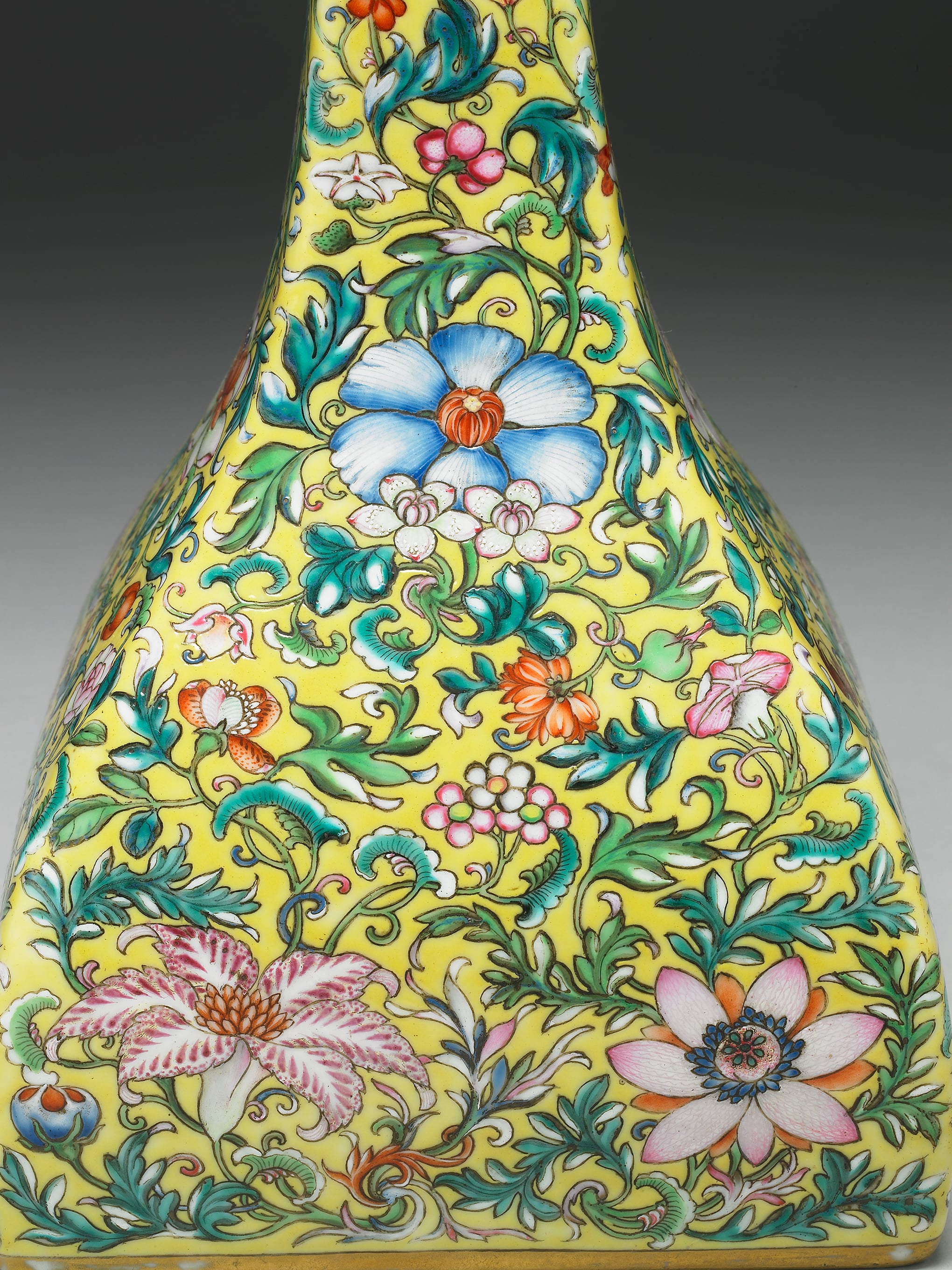 大清乾隆粉彩花卉蒔金両耳瓶 景徳鎮 陶磁器 装飾品 現代工芸品 美術品