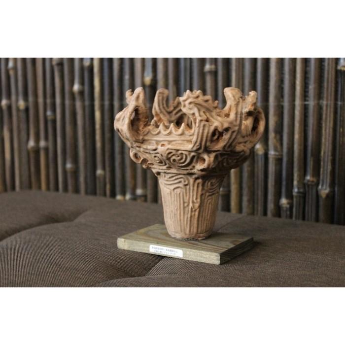 売ってない非売品。激レアの縄文土器上部のフチで穴が空いています