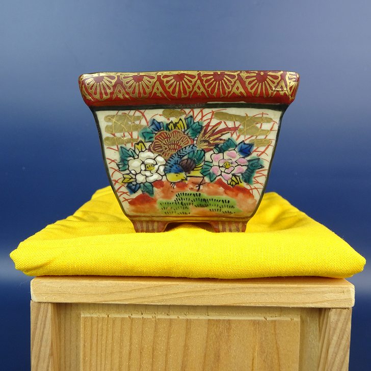 時代 九谷 庄三 金彩色絵 花唐人文 茶器揃 箱付き 時代 九谷 庄三 金