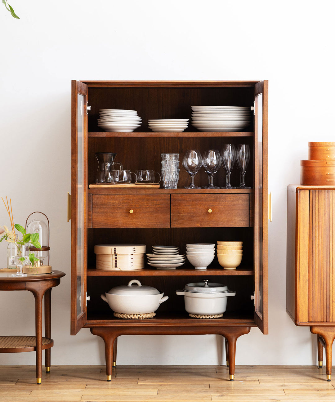 JULIE ハイキャビネット ダークブラウン ポプラ材 - 北欧デザインの波