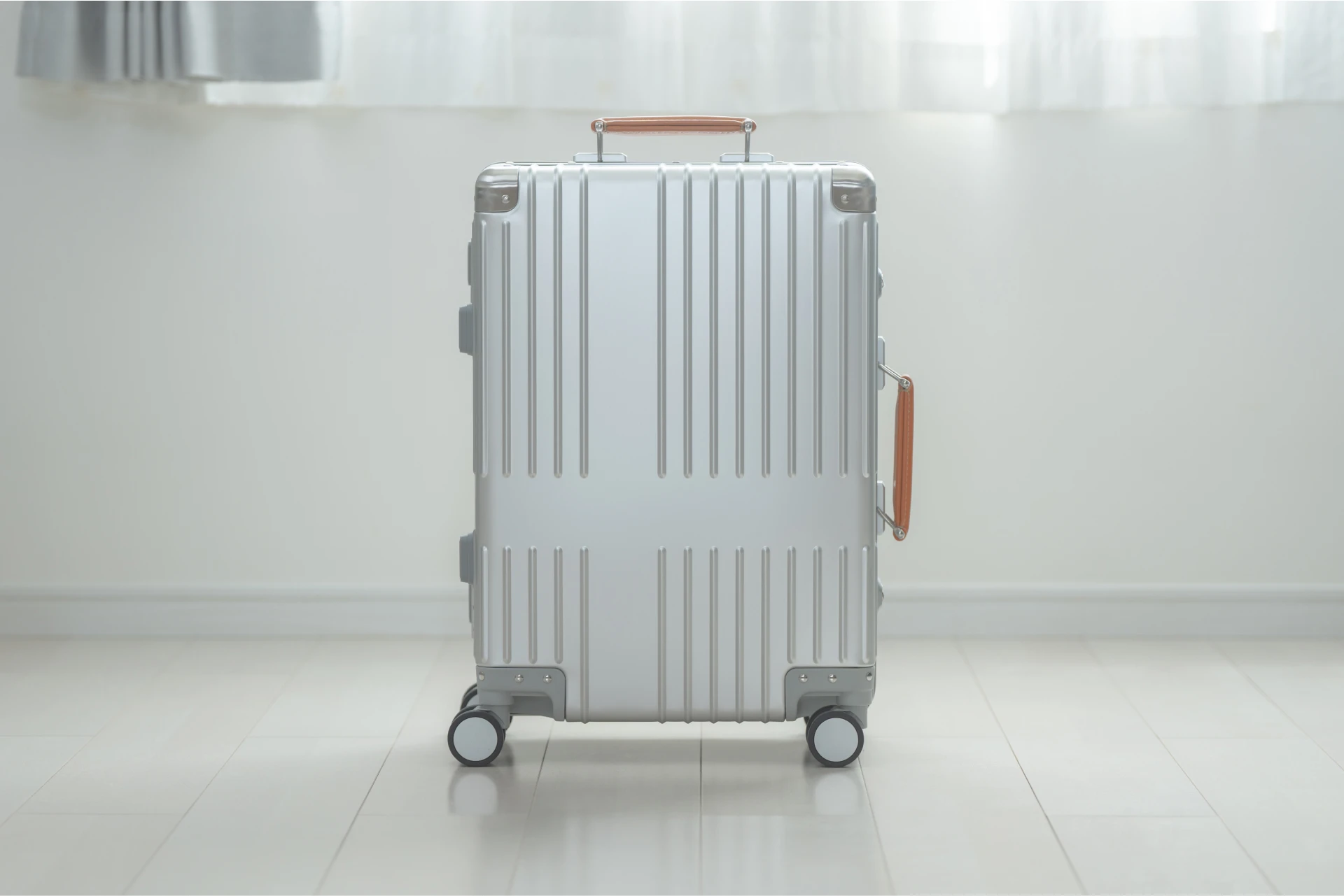 イノベーター アルミスーツケース シルバー INV1811STP キャリーケース