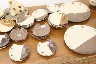 窯元よこやま内】猫のうつわ展 陶芸教室よこやまのギャラリーにて