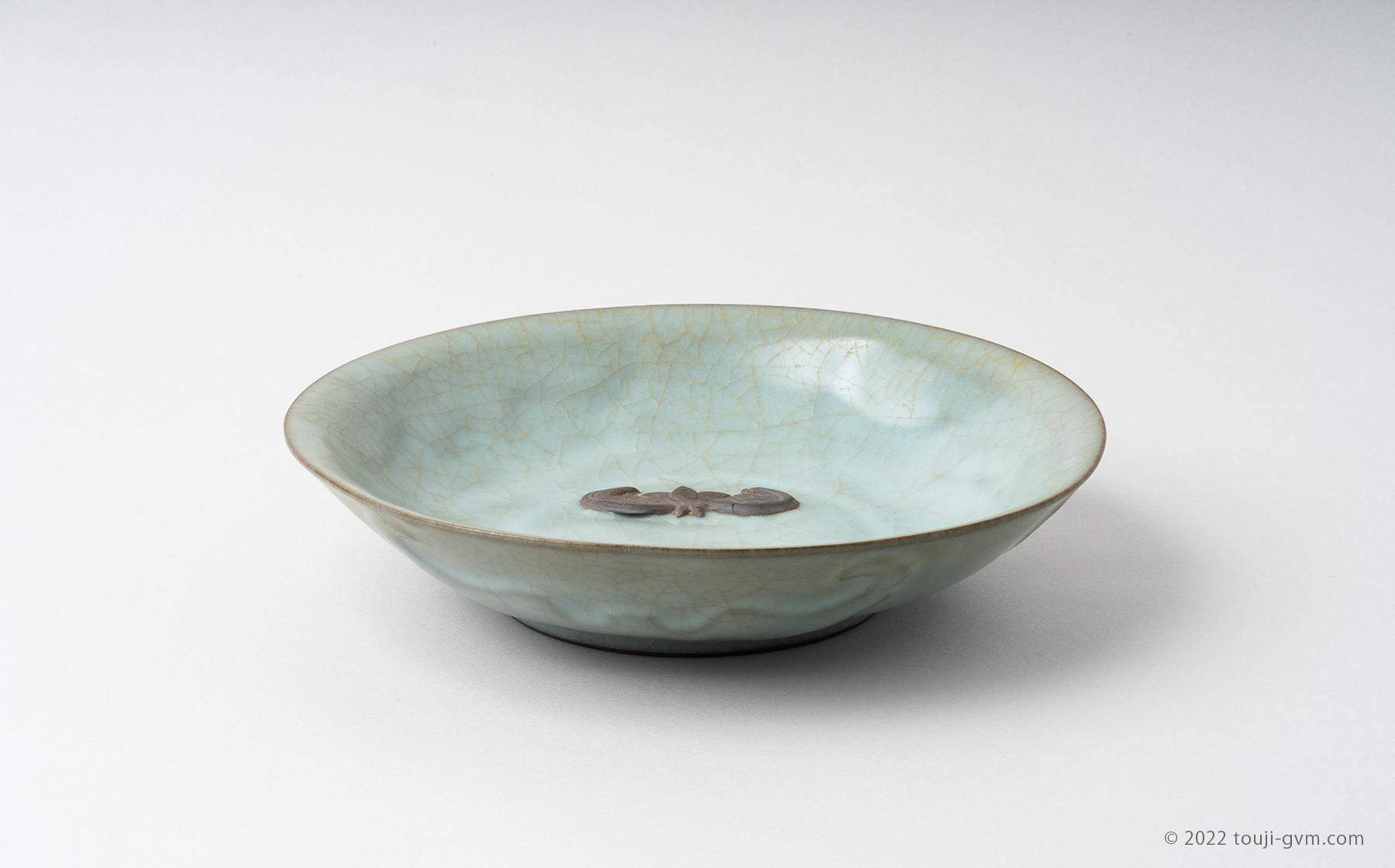 中国美術 青磁 吉字 皿(K-A722) 中国美術 青磁 吉字 皿(K-A722) 中国