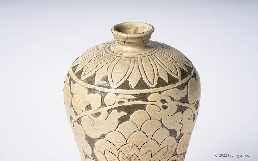 磁州窯 白掻落し唐草文瓶 – Cizhou ware “scraping” | 陶磁オンライン