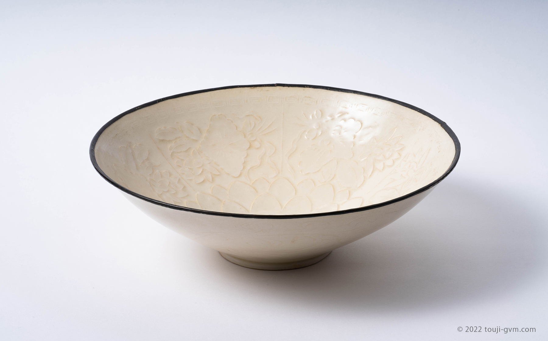 定窯 白磁印花草花文盤 – Ding ware Plate | 陶磁オンライン美術館ー