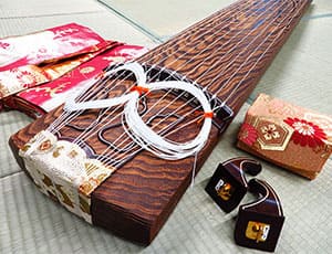 琴 すだれ彫り くり甲 蒔絵あり 13弦上角