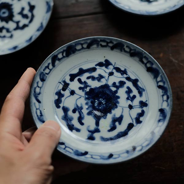 湖東焼染付唐草に蝶図小皿8枚 [B25634] 湖東焼染付唐草に蝶図小皿8枚