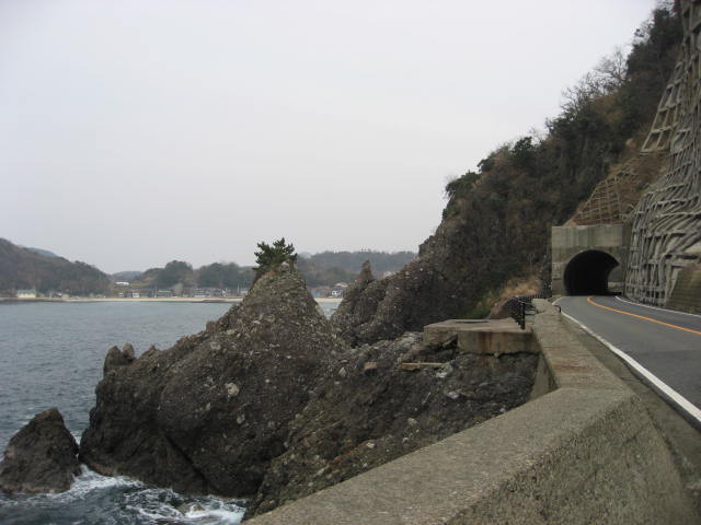 岩がはさまった！？竹野海岸の不思議な岩【はさかり岩】 | 豊岡市観光