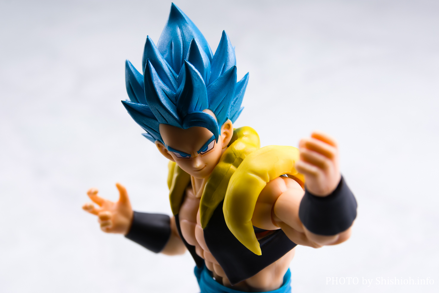 S.H.Figuartsサイズ ゴジータ スーパーサイヤ人ブルー 海外限定 Amazon