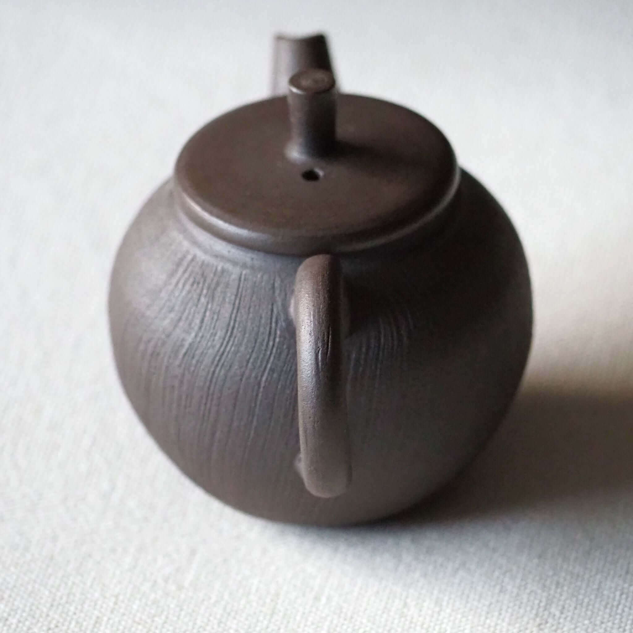 常滑焼 甚秋陶苑(伊藤成二)作 黒そぎ茶壺 [東山堂煎茶器店 オンライン