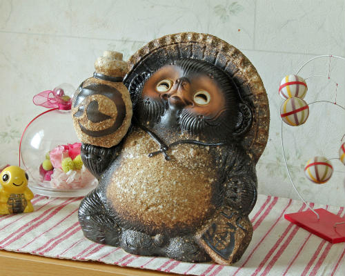 ◇信楽焼 狸さん 高さ約30㎝ ◇笠・嚢・藁草履を下げた珍しい狸 置物